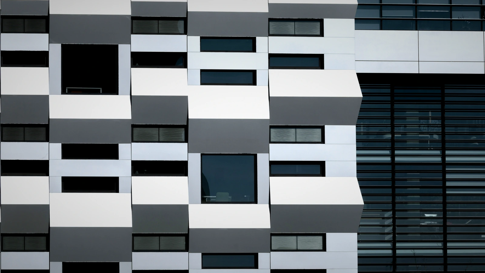 Objektfassade mit großformatigen Aluminiumfenstern